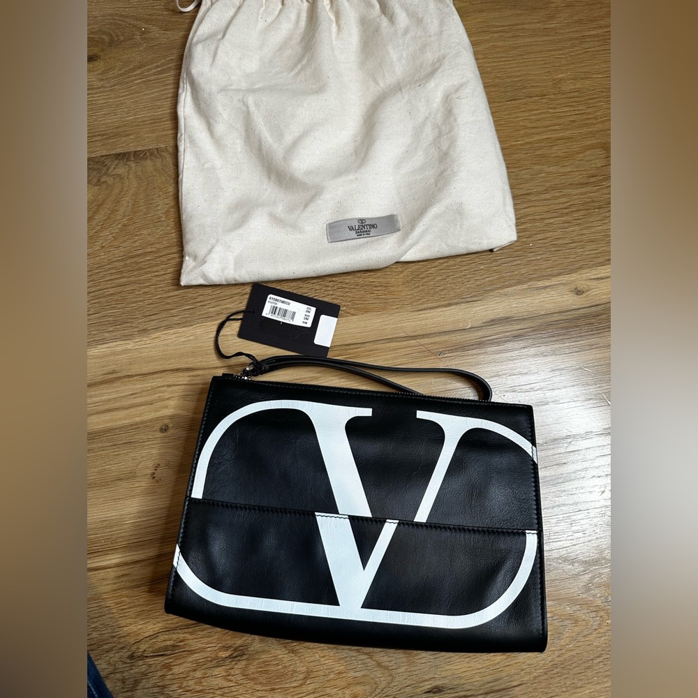 Valentino GARAVANI NWT pouch wristlet leather zip closure black V logo